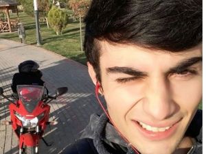 Yarış motosikletiyle reklam panosuna çarparak can verdi