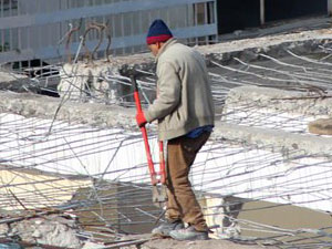 Bina yıkımında tehlikeli demir kesimi