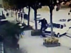 Otoparkçıya çarpıp kafeye daldığı anlar kamerada
