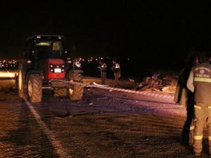 Yol ortasına bırakılan traköre çarptı: 2 ölü