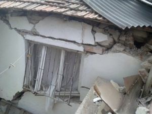 4 katlı bina gecekondunun üzerine böyle yıkıldı !