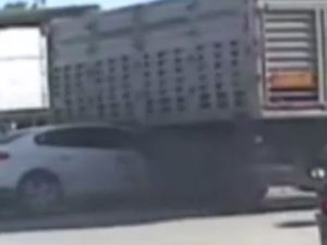 Otomobil TIR’ın altına böyle girdi