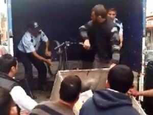 Bisikletine el koyan zabıtaya isyan etti