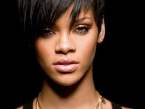 Rihanna güzellik işine soyundu