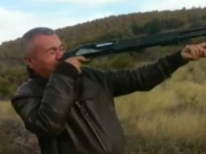 Acemi avcının yüzünden yaralanma anı kamerada