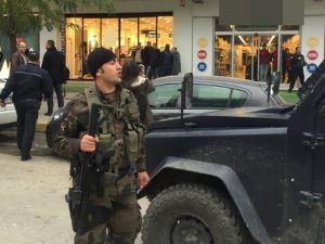 Mağaza çalışanını rehin aldı ! Pazarlık başladı