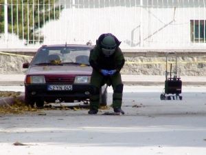 Polisin otomobilinin altında bomba bulundu