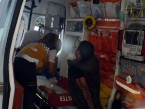 Sokakta ateş açarken kendisini vurdu