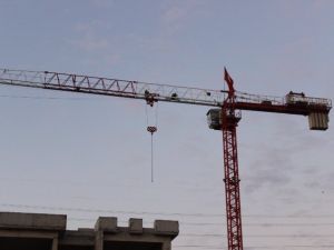 Parasını alamayınca vincin tepesine çıktı