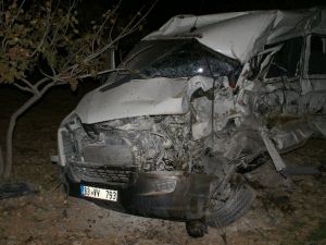 Öğrenci servisiyle TIR çarpıştı: 2 ölü, 11 yaralı