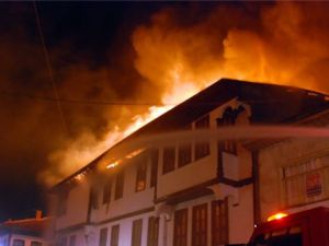 4 bina alevlere teslim oldu