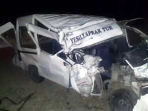 Belediye otobüsü ile servis aracı çarpıştı: 14 yaralı