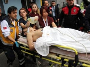 Kadın doktoru kalbinden bıçaklayıp aşağı atladı