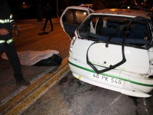 Otomobil aydınlatma direklerine çarptı: 2 ölü, 3 yaralı