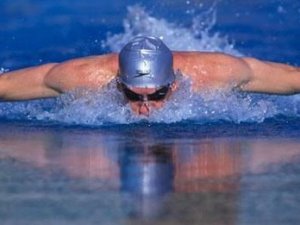 Öğrencilere yüzme eğitimi veriliyor