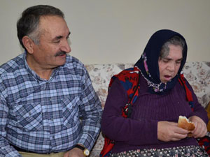 Hasta karısına "bebek gibi" bakıyor