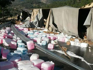 Deterjan yüklü TIR devrildi, karayolu ulaşıma kapandı