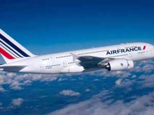 Paris uçağı İstanbul’a acil iniş yaptı