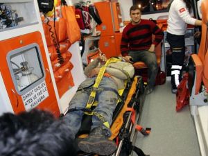 Kağıthane’de kamyonet devrildi