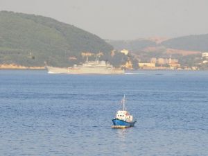 Yük gemisi boğazda karaya oturdu