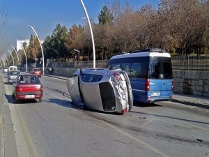 Kontrolden çıkan araç Meclis duvarına çarptı