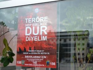 Hakkari’de kamu binalarına bu afişler asıldı