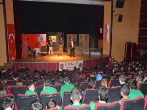 ’Sessiz Çığlık Sahte Cennet’ Oyunu Sahnelendi