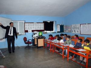 Hem müdür, hem öğretmen hem de hizmetli!