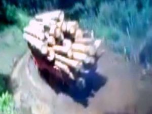 Kamyonu devrilmekten son anda kurtardı