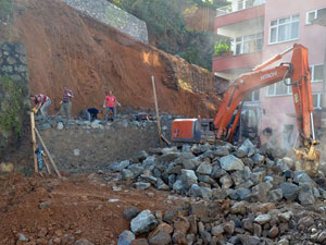 Sürmene'de heyelanın izleri siliniyor!