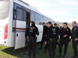 Gelin arabası polis otobüsüyle çarpıştı: 3 yaralı