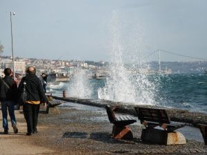 Turistlerin lodos keyfi