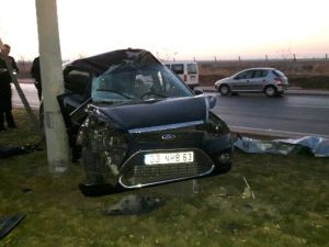 Otomobil aydınlatma direğine çarptı: 1 ölü, 2 yaralı