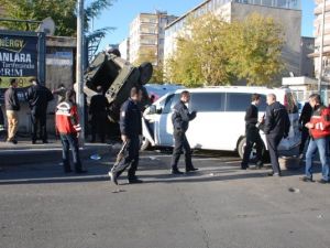 Diyarbakır’da feci kaza: 4’ü asker, 5 yaralı