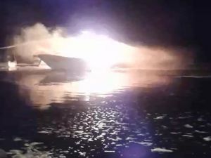 Patlayan tekne alev topuna döndü