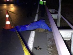 Akli dengesi bozuk kişi, işçi servisinin altında can verdi