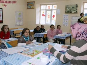 Dikkat sınıfta bebek var !