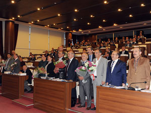 Gümrükçüoğlu'ndan Meclisteki öğretmenlere sürpriz!