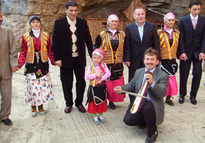 Minik folklorcu ilgi odağı oldu