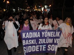 Kadına Şiddeti Protesto İçin Kanlı Kefen Giydiler