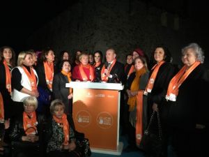 Kadına şiddetle mücadele için butona birlikte bastılar