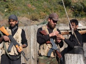 Türkmenler bombardımana rağmen ilerlemeye çalışıyor