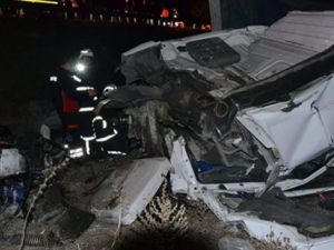 Çarpışan TIR ve kamyon konserve kutusuna döndü!