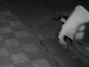 Kadın kılığına girip hırsızlık yaptı !