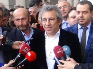 Can Dündar MİT TIR’ları ifadesi için adliyede