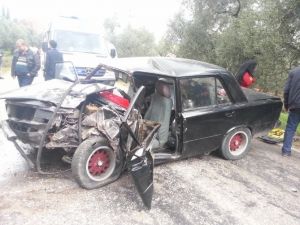 Otomobiller kafa kafaya çarpıştı: 5 yaralı