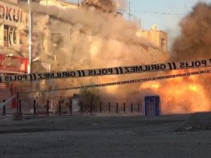 Bomba yüklü otomobil böyle patladı