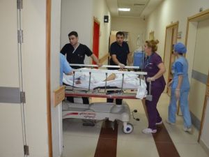 Balkondan sarkan oğluyla betona çakıldı