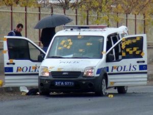 Polise beyaz Toros’lu saldırı: 3 yaralı