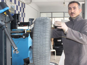 Oto lastikçilerde kış lastiği yoğunluğu!